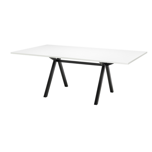 Witte tafel met zwarte poten en een witte bovenkant, perfect voor vergaderingen en lunch in een moderne werkomgeving.