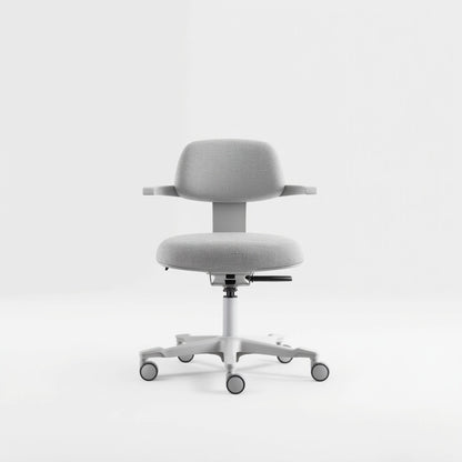 Ergonomische witte werkstoel met een zachte zitting en armsteunen voor extra comfort tijdens het werken.