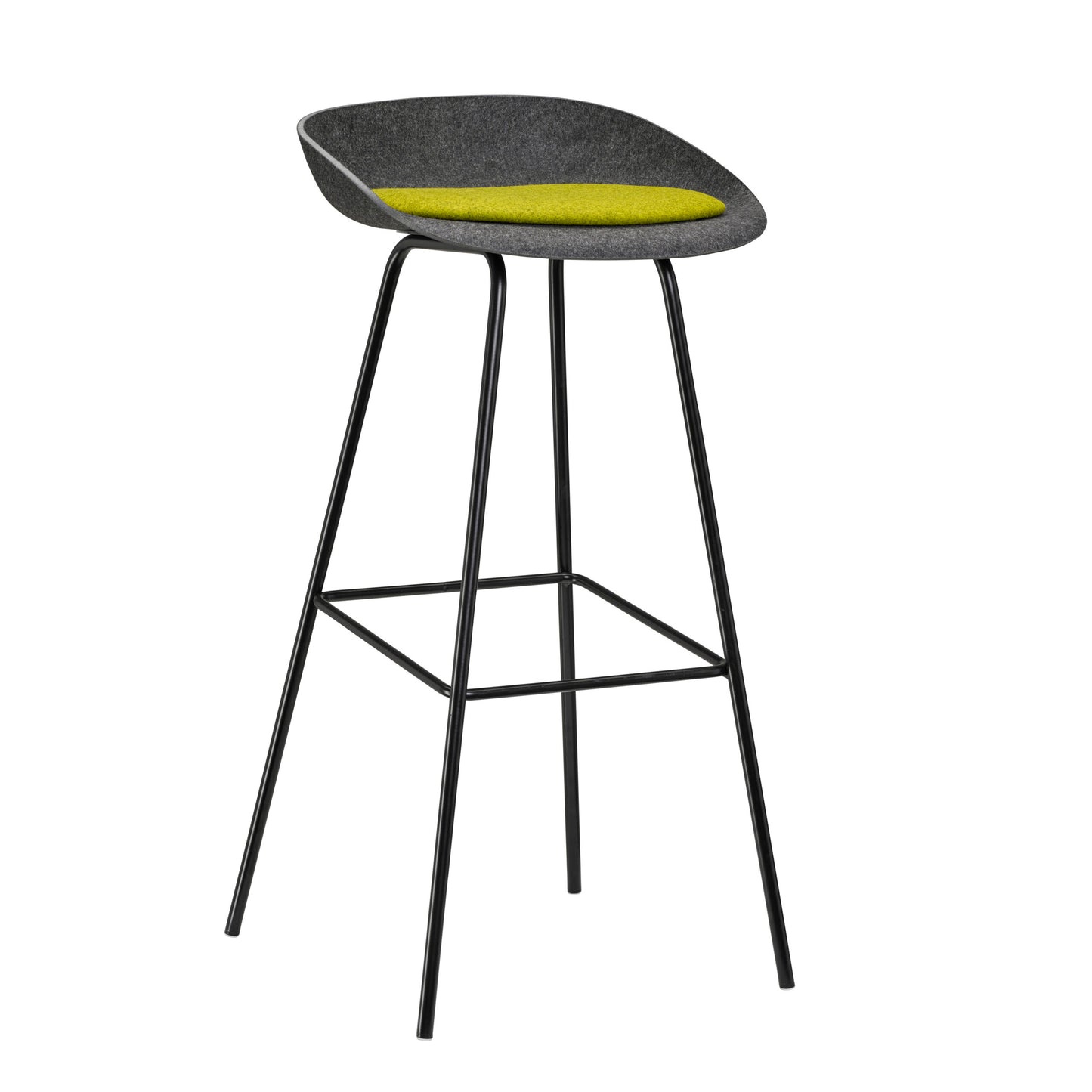 Duurzame zwarte kruk met een zwart frame, vervaardigd uit gerecycled materiaal voor een moderne en milieuvriendelijke look.
