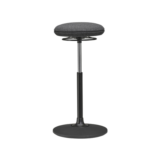 Ergonomische kruk met zwarte zitting en zwarte basis, biedt steun en beweging voor een comfortabele werkervaring.