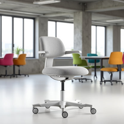 Witte bureaustoel met ergonomisch ontwerp, voorzien van een comfortabele zitting en armleuningen.