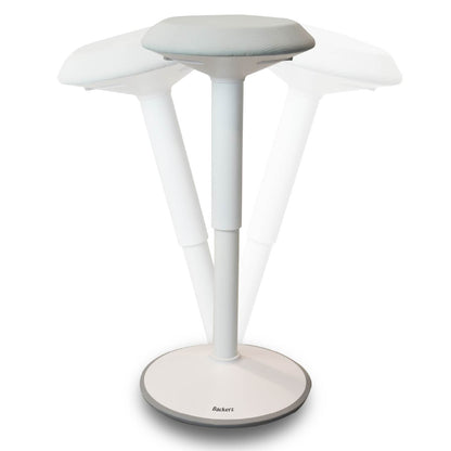 Een witte wiebelkruk met een witte basis, ontworpen voor comfort en duurzaamheid.